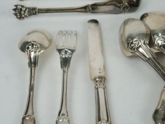 Vente aux enchères Suite de 12 couverts à entremets en argent, poinçon Minerve. On y join