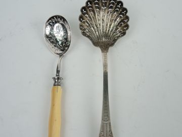 Saupoudreuse en argent, poinçon Minerve (poids : 41 g). On y joint une
