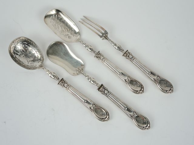 PUIFORCAT. Nécessaire à douceurs de style Louis XVI en argent et argen