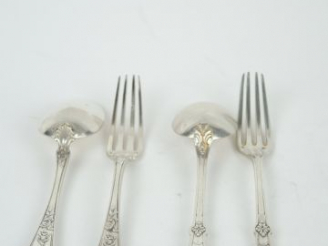 Vente aux enchères Deux couverts en argent, poinçon Minerve, l'un de style Rocaille, l'au