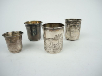 Vente aux enchères Quatre timbales en argent, poinçon Minerve, dont l'une à décor gravée 