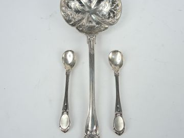 Saupoudreuse en argent, poinçon Minerve. On y joint deux cuillères à s