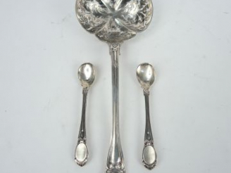 Vente aux enchères Saupoudreuse en argent, poinçon Minerve. On y joint deux cuillères à s