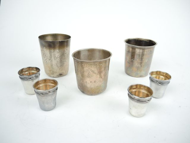 Trois timbales en argent accidentées. On y joint quatre petits verres 