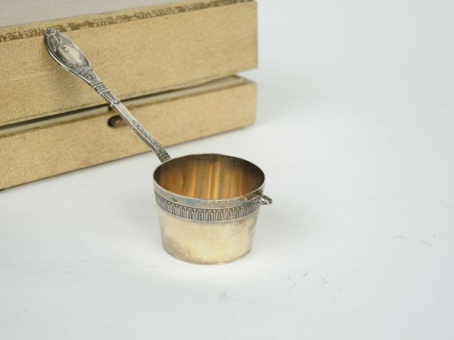 Passette à thé de style Louis XVI en vermeil, poinçon Minerve. Dans so