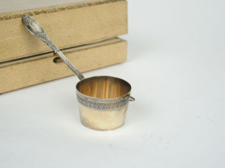 Vente aux enchères Passette à thé de style Louis XVI en vermeil, poinçon Minerve. Dans so