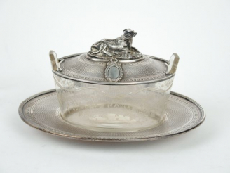 Vente aux enchères Beurrier en argent, poinçon Minerve, et cristal gravé. Prise en forme 