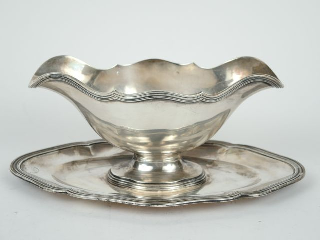 Saucière en argent, poinçon Minerve, à décor de filets. MO : CB. Poids
