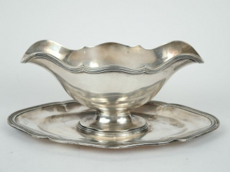 Vente aux enchères Saucière en argent, poinçon Minerve, à décor de filets. MO : CB. Poids