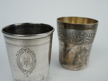 Deux timbales en argent, l'une à décor gravé d'une frise de muguet, l'