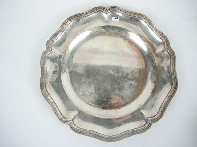 Plat rond en argent, poinçon Minerve, bords chantournés. MO : ML. Poid
