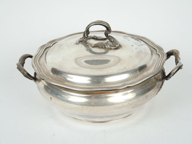 Légumier de style Rocaille en argent, poinçon Minerve. MO : SS. Poids 