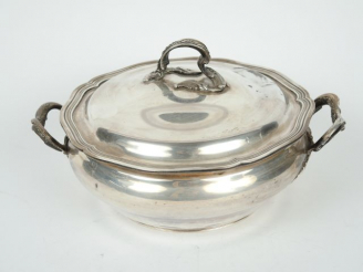 Vente aux enchères Légumier de style Rocaille en argent, poinçon Minerve. MO : SS. Poids 