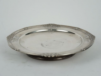 Vente aux enchères 	Coupe sur talon  de style Louis XVI en argent, poinçon Minerve, à déc