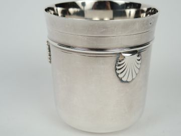CARDEILHAC. Timbale en argent, poinçon Minerve, à décor de coquilles. 