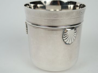 Vente aux enchères CARDEILHAC. Timbale en argent, poinçon Minerve, à décor de coquilles. 