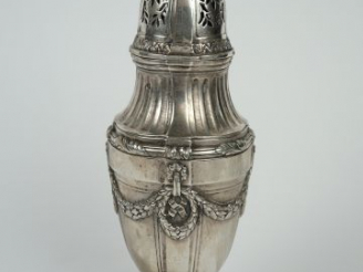 Vente aux enchères Saupoudroir de style Louis XVI en argent, poinçon Minerve, à décor de 