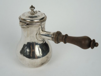 Vente aux enchères 	Verseuse marabout de style Louis XV en argent, manche latéral en bois