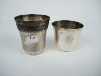 Vente aux enchères Timbale en argent, poinçon Minerve, décor guillauché, et une timbale d