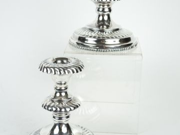 Paire de bougeoirs en argent étranger (Mexique), à décor de godrons. P