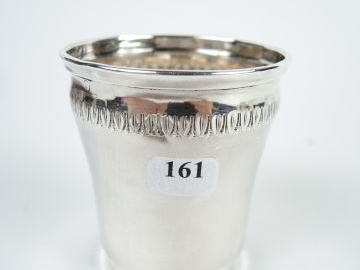 Timbale en argent, poinçon Minerve, à décor d'une frise de feuilles d'