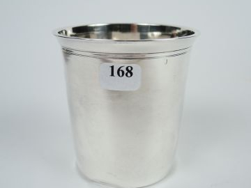 Timbale en argent, poinçon Minerve (un enfoncement). Poids : 57 g