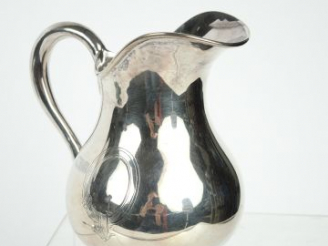 Vente aux enchères Pot à lait en argent, poinçon Minerve, à décor de cartouches. MO : Tét