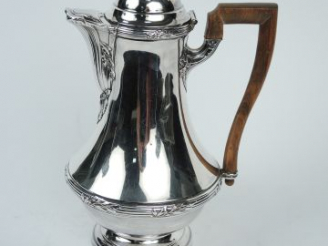 Vente aux enchères Théière de style Louis XVI en argent, poinçon Minerve, à décor de tige