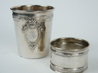 Vente aux enchères Timbale de style Louis XVI en argent, poinçon Minerve, à décor de guir