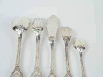 Ménagère en argent de style Louis XVI comprenant : 18 grands couverts,