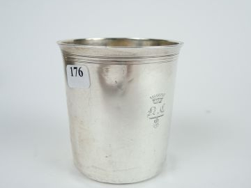 Timbale en argent, poinçon Minerve, monogrammée. Poids : 70 g