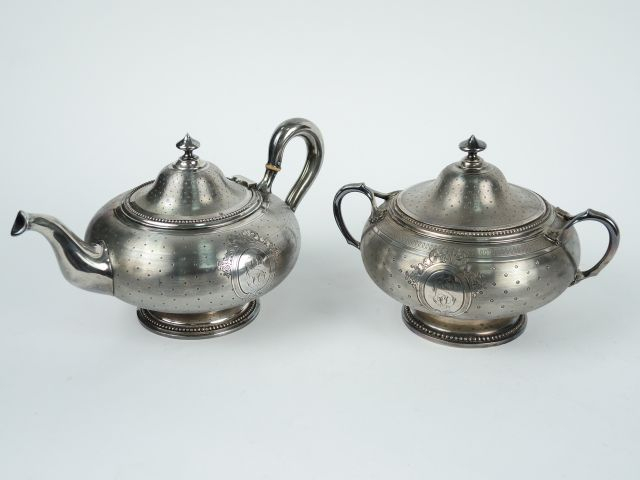 Théière et sucrier en argent, poinçon Minerve, à décor guilloché et d'