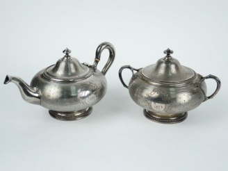 Vente aux enchères Théière et sucrier en argent, poinçon Minerve, à décor guilloché et d'