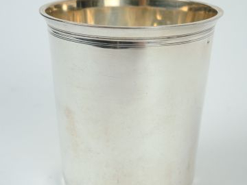 Timbale en argent, poinçon Minerve. Poids : 60 g