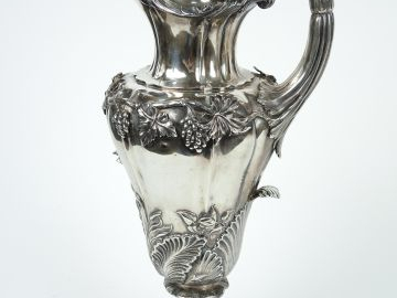 Grande verseuse en argent anglais, à décor de pampres, de feuillages e