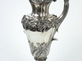 Vente aux enchères Grande verseuse en argent anglais, à décor de pampres, de feuillages e