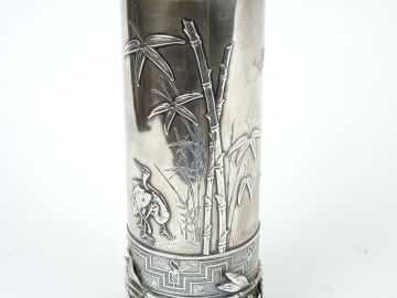 TIFFANY. Vase rouleau en argent, à décor chinoisant d'oiseaux, de bran