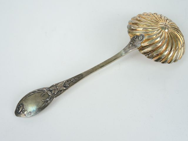 BOULENGER. Saupoudreuse Art déco en argent et vermeil, poinçon Minerve