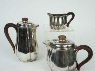 Vente aux enchères TETARD Frères. Théière, cafetière et pot à lait Art Déco, à décor de g