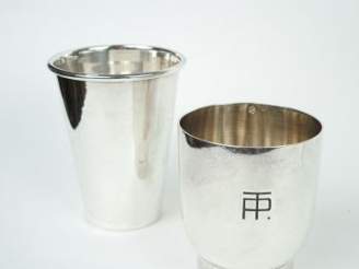 Vente aux enchères Timbale de style Art Déco en argent, poinçon Minerve. MO : Puiforcat. 