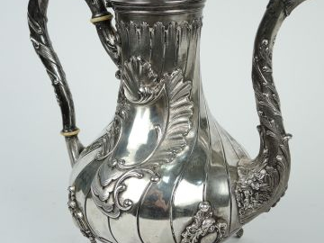 Théière de style rocaille en argent, poinçon Minerve, à décor de godro