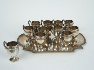 Vente aux enchères 	Service à liqueur de style Louis XVI en argent, poinçon Minerve, comp