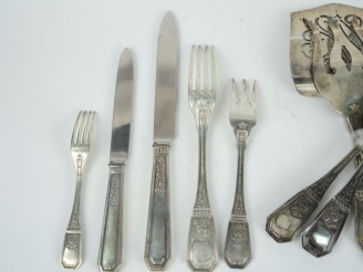 Vente aux enchères Importante ménagère en argent espagnol, à décor de style Renaissance, 