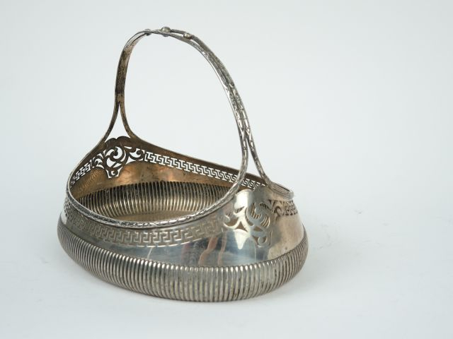	Jardinière en argent étranger en forme de panier à décor ajouré de gr