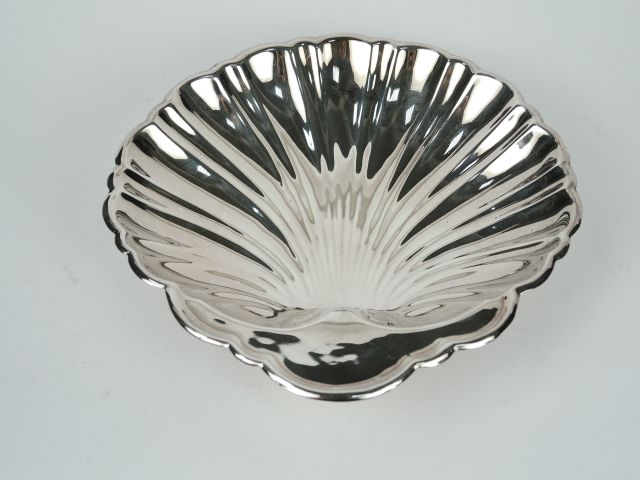 Grand vide poche tripode en forme de coquille en métal argenté. Poids 