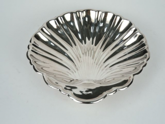 Vente aux enchères Grand vide poche tripode en forme de coquille en métal argenté. Poids 