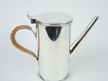 Verseuse égoïste en métal argenté anglais, anse recouverte d'osier.