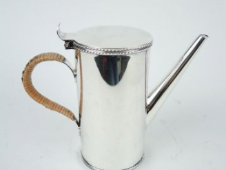 Vente aux enchères Verseuse égoïste en métal argenté anglais, anse recouverte d'osier.