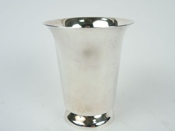 Timbale de forme tulipe en argent anglais. Poids tel : 131 g