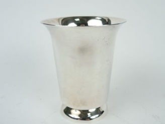 Vente aux enchères Timbale de forme tulipe en argent anglais. Poids tel : 131 g